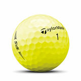 Gele Taylormade TP5 golfballen met logo, het logo van Taylormade afgebeeld op de bal